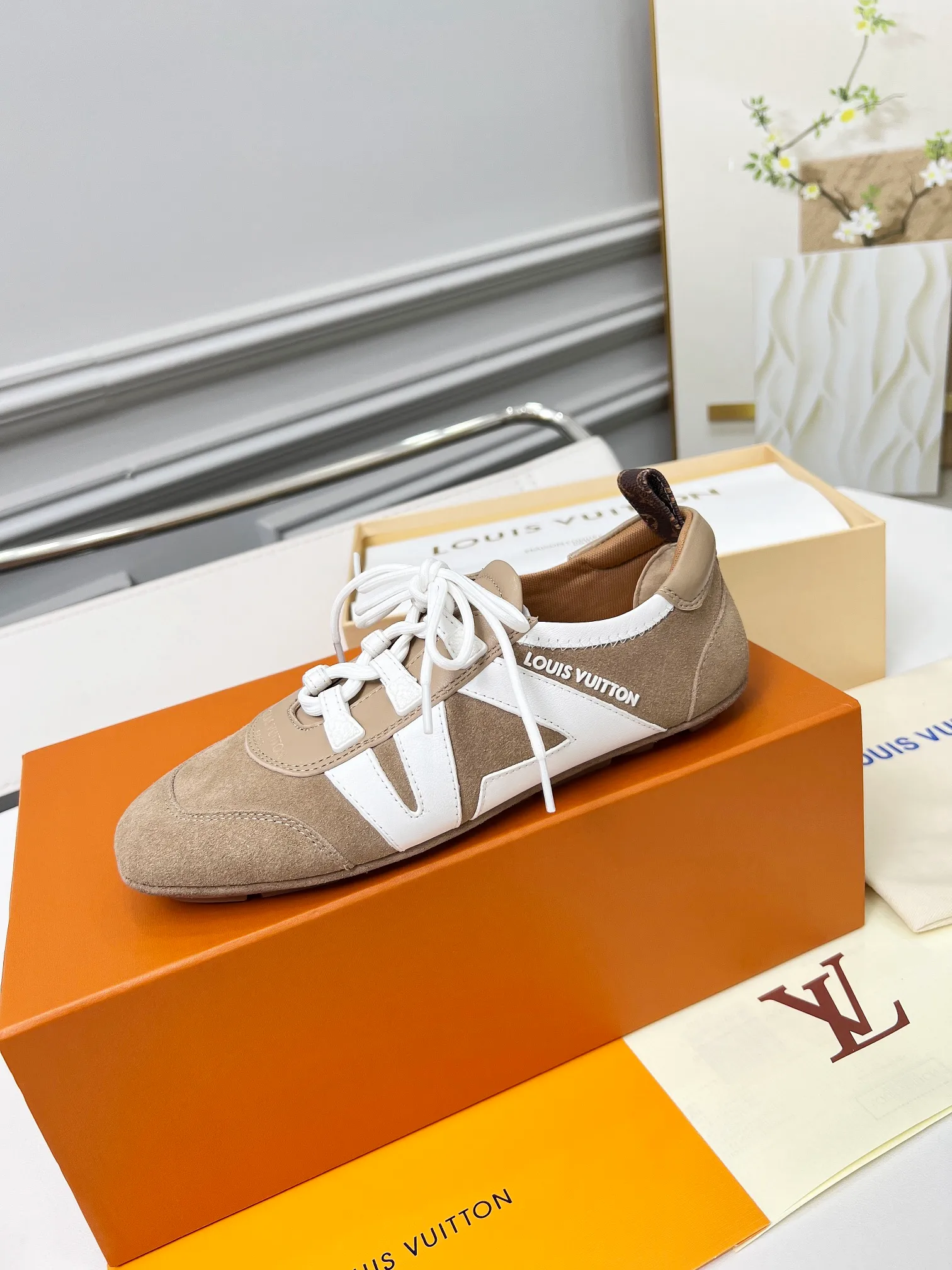 👟👟Ex-factory price 600👟👟 LV Sneakerina ballet-style sneakers are made of soft sheepskin and suede cow leather trimmings, and Monogram canvas is used to write the LV letters on the side, combining the light structure of ballet shoes with the comfortable texture of sneakers. Sacchetto craftsmanship and an injection-molded outsole complete the package, allowing for flexibility in a variety of looks. Code number: 35~41, colors are being updated...